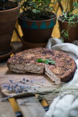 Yumuşak ev yapımı cheesecake süzme peynir pasta, güveç, zapekanka vanilya çikolata tarçın kesme tahtası ile