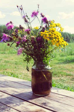 Kır çiçekleri bir yaz köyde ahşap bir masa üzerinde bir buket