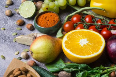 Sağlıklı gıda arka plan, organik gıda çerçevesinde. Sağlıklı yemek pişirmek için malzemeler: sebze, meyve, kuruyemiş, baharat