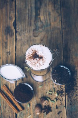 Baharat kirli Chai Latte. Masala chai ve espresso. Sonbahar ya da kış sıcak kahve içecek baharat. Yakın çekim