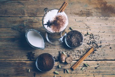 Baharat kirli Chai Latte. Masala chai ve espresso. Sonbahar ya da kış sıcak kahve içecek baharat. Yakın çekim