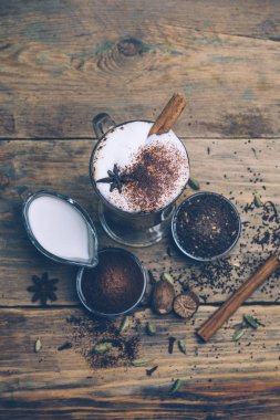 Baharat kirli Chai Latte. Masala chai ve espresso. Sonbahar ya da kış sıcak kahve içecek baharat. Yakın çekim