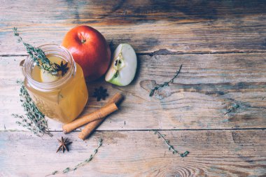 Tarçın ve ahşap zemin üzerine taze elma ile elma suyu (sıcak elma şarabı). Sonbahar içer. Kış ruh. Kopya alanı.