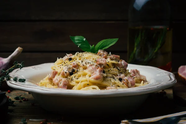 Spaghetti Carbonara Pasta Alla Carbonara Met Roomsaus Spek Peper Een — Stockfoto