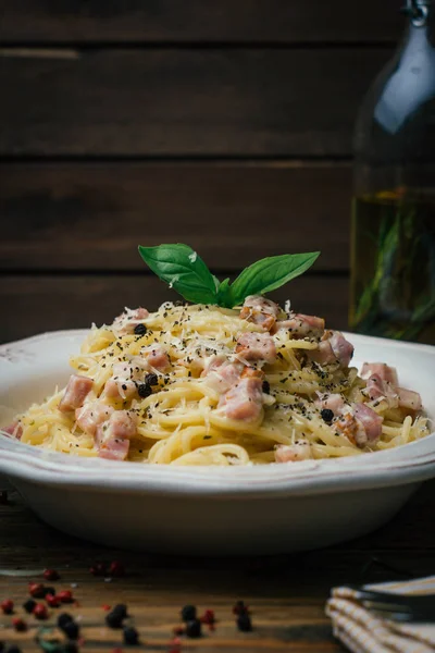 Spaghetti Carbonara Pasta Alla Carbonara Met Roomsaus Spek Peper Een — Stockfoto