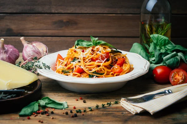 Spaghetti Mit Tomatensauce Parmesan Und Basilikum Auf Einem Weißen Teller — Stockfoto
