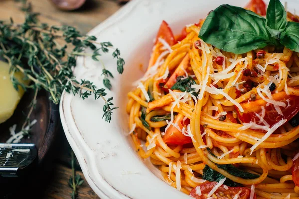 Spaghetti Pasta Met Tomatensaus Parmezaanse Kaas Basilicum Een Witte Plaat — Stockfoto