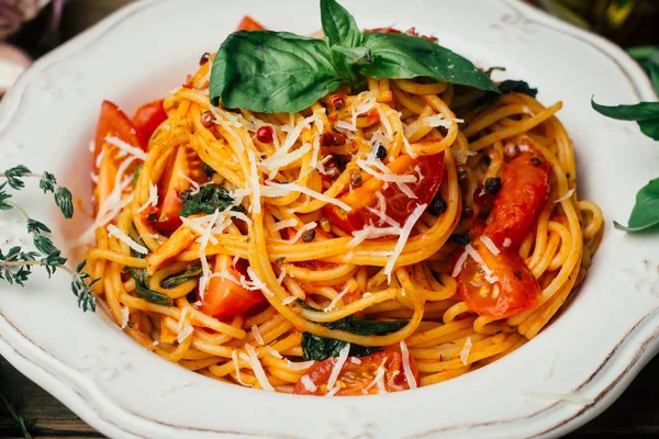 Spaghetti Pasta Met Tomatensaus Parmezaanse Kaas Basilicum Een Witte Plaat — Stockfoto