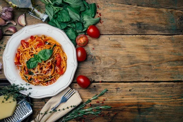 Massa Espaguete Com Molho Tomate Parmesão Manjericão Prato Branco Espaguete — Fotografia de Stock