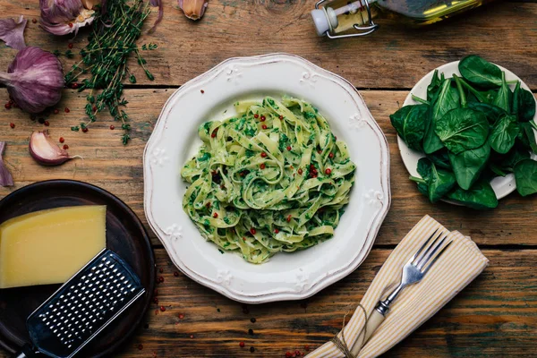 Szpinak Fettuccine Wegańskie Makaron Szpinakiem Szpinak Makaron Fettuccine Alfredo Białym — Zdjęcie stockowe