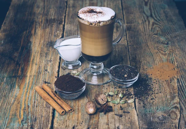 Baharat kirli Chai Latte. Masala chai ve espresso. Sonbahar ya da kış sıcak kahve içecek baharat. Yakın çekim