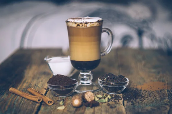 Baharat kirli Chai Latte. Masala chai ve espresso. Sonbahar ya da kış sıcak kahve içecek baharat. Yakın çekim