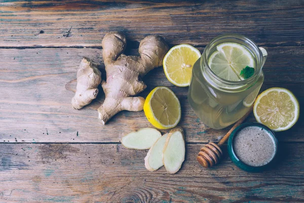 Tatlım, limon ve zencefil ahşap zemin üzerine sıcak bir içecek. Doğal Tıp kavramı. Kış veya sonbahar içecekler. Kopya alanı