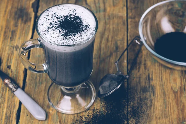 黑色哥特 哥特式木炭拿铁 秋天的万圣节咖啡饮料 — 图库照片
