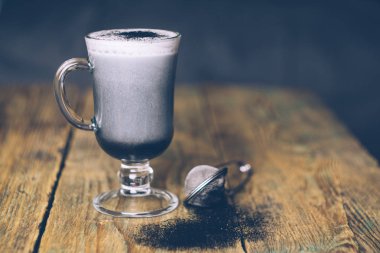 Siyah Gotik/Gothic kömür Latte. Sonbahar Cadılar Bayramı kahve içecek. Yakın çekim