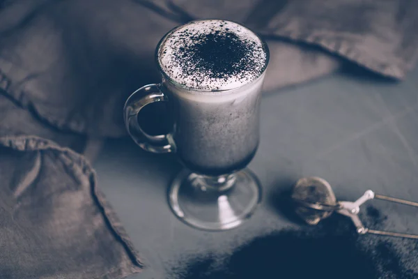 黑色哥特 哥特式木炭拿铁 秋天的万圣节咖啡饮料 — 图库照片