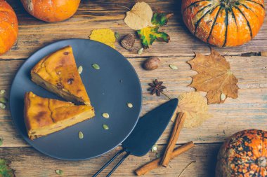 Ev yapımı dilimlenmiş kabak tart pasta tarifi whith tarçın, fındık ve taze kabak vintage tablo ahşap masa arka plan üzerinde. Cadılar Bayramı partisi geleneksel tatlı. Rustik tarzı.