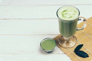 Vegan Hindistan cevizi matcha latte. Toz yeşil çay kahve