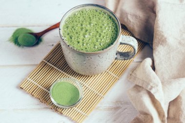 Vegan Hindistan cevizi matcha latte. Toz yeşil çay kahve