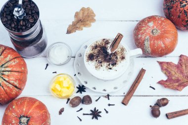 Kurşun geçirmez kahve. Ketogenic diyet kahve Hindistan cevizi yağı ve tereyağı (ghee). Kurşun geçirmez kahve ve malzemeler, paleo diyet fincan. Beyaz ahşap arka plan üzerinde