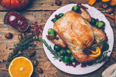 Noel tavuk Brüksel lahanası ve rustik ahşap bir masa üzerinde baharatlar kavrulmuş. Noel akşam yemeği ya da akşam yemeği kavramı arka plan ile sonbahar yaprakları. Noel tablo ayarı arka plan.