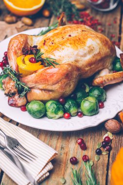 Noel tavuk Brüksel lahanası ve rustik ahşap bir masa üzerinde baharatlar kavrulmuş. Noel akşam yemeği ya da akşam yemeği kavramı arka plan ile sonbahar yaprakları. Noel tablo ayarı arka plan.