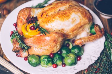 Şükran günü Brüksel lahanası ve baharat rustik ahşap bir masa üzerinde tavuk kızarmış. Şükran akşam yemeği ya da akşam yemeği kavramı arka plan ile sonbahar yaprakları. Şükran günü tablo ayarı arka plan.