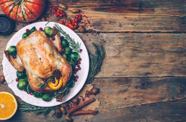 Şükran günü Brüksel lahanası ve baharat rustik ahşap bir masa üzerinde tavuk kızarmış. Şükran akşam yemeği ya da akşam yemeği kavramı arka plan ile sonbahar yaprakları. Şükran günü tablo ayarı arka plan.