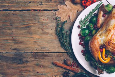 Şükran günü Brüksel lahanası ve baharat rustik ahşap bir masa üzerinde tavuk kızarmış. Şükran akşam yemeği ya da akşam yemeği kavramı arka plan ile sonbahar yaprakları. Şükran günü tablo ayarı arka plan.