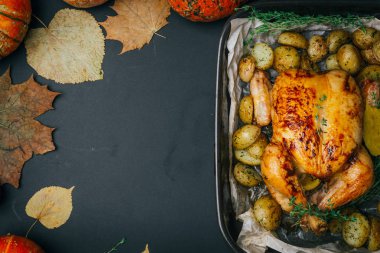  Brüksel lahanası ve rustik ahşap bir masa üzerinde baharatlar kavrulmuş tavuk. Şükran akşam yemeği ya da akşam yemeği kavramı arka plan ile sonbahar yaprakları. Şükran günü tablo ayarı arka plan.