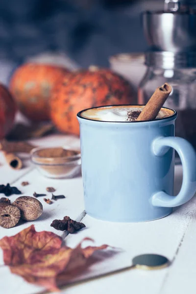 Latte Rempah Labu Atau Kopi Dengan Kayu Manis Dan Pala — Stok Foto