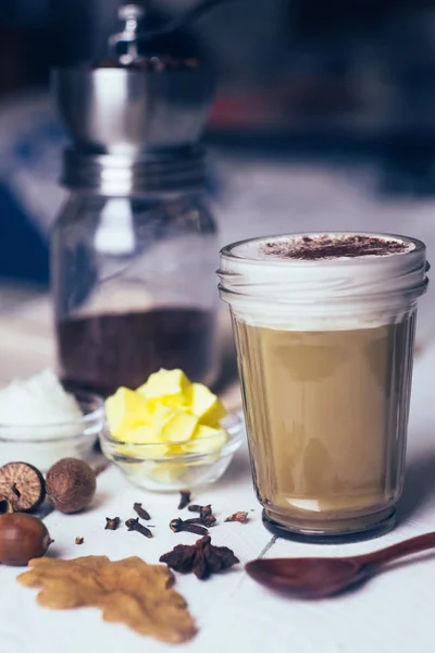 防弹咖啡 生酮的饮食咖啡与椰子油和黄油 Ghee 杯防弹咖啡和食材 古饮食 在白色木背景 — 图库照片