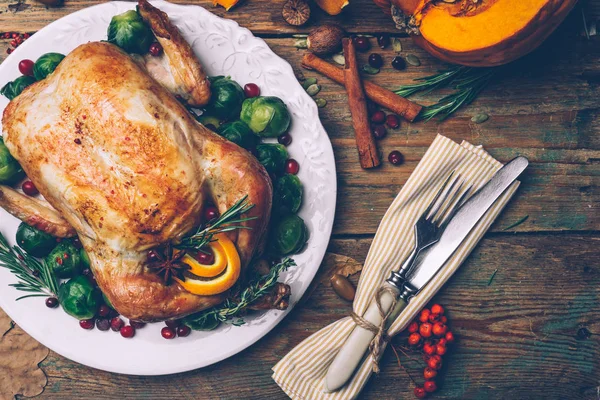 Pollo Asado Navidad Con Coles Bruselas Especias Una Mesa Madera — Foto de Stock