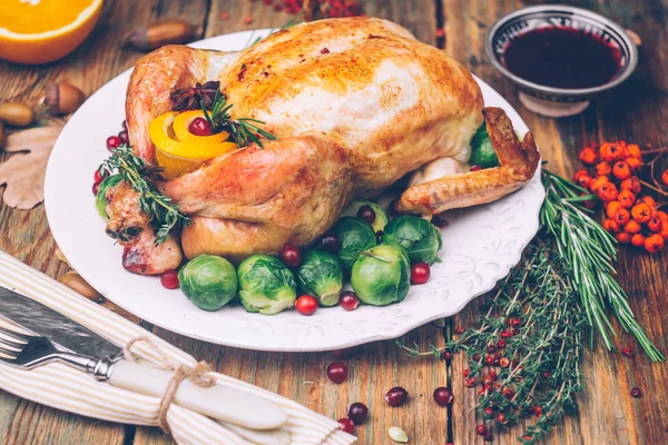 Pollo Asado Navidad Con Coles Bruselas Especias Una Mesa Madera — Foto de Stock