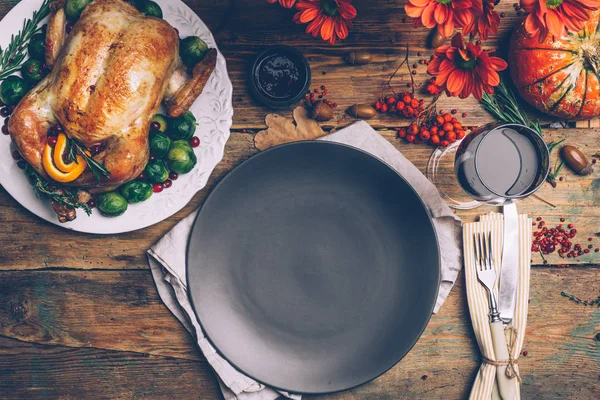 Pollo Asado Acción Gracias Con Coles Bruselas Especias Una Mesa — Foto de Stock