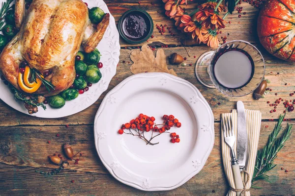 Pollo Asado Con Coles Bruselas Especias Una Mesa Madera Rústica — Foto de Stock