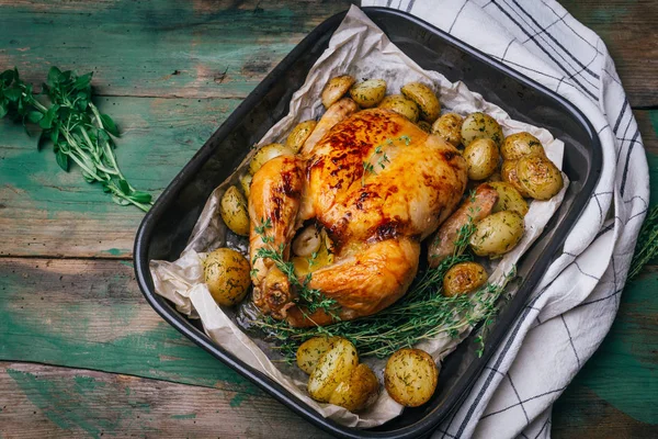 Pollo Asado Con Tomillo Servido Bandeja Para Hornear Negra Con — Foto de Stock