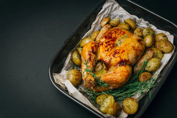 Pollo Asado Con Coles Bruselas Especias Una Mesa Madera Rústica — Foto de Stock