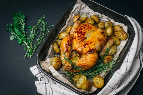 Pollo Asado Con Tomillo Servido Bandeja Para Hornear Negra Con — Foto de Stock