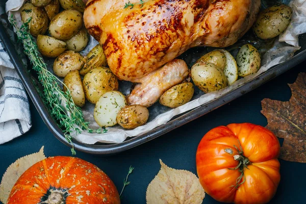 Pollo Asado Con Tomillo Servido Bandeja Para Hornear Negra Con — Foto de Stock