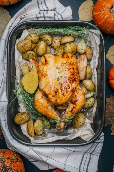 Pollo Asado Con Tomillo Servido Bandeja Para Hornear Negra Con — Foto de Stock