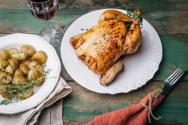 Pollo Asado Con Tomillo Servido Plato Blanco Con Papas Naranjas — Foto de Stock