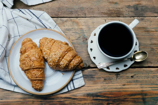 Café Preto Croissants Com Geléia Suco Laranja Pequeno Almoço Típico — Fotografia de Stock