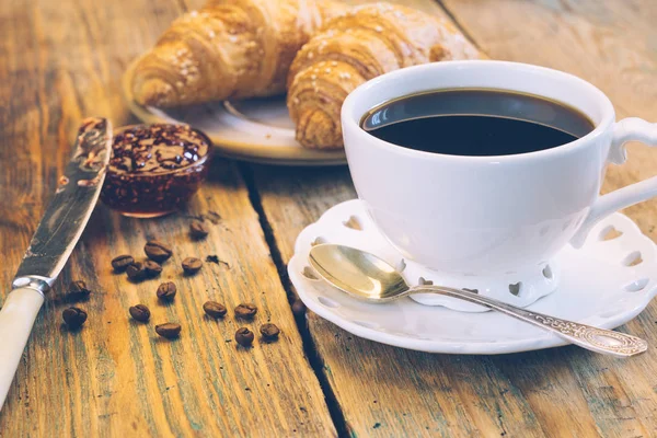 Café Preto Croissants Com Geléia Suco Laranja Pequeno Almoço Típico — Fotografia de Stock