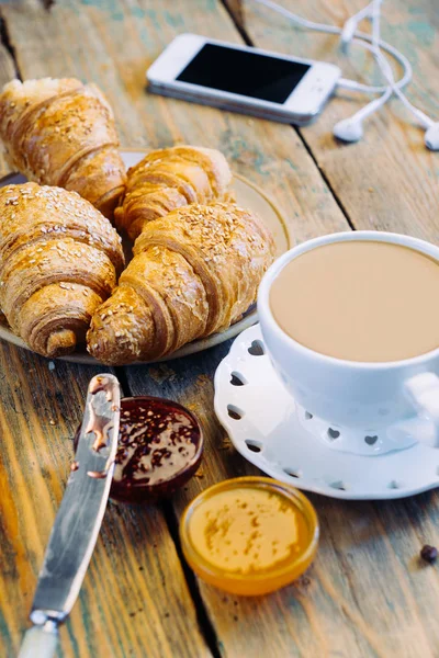 Café Preto Croissants Com Geléia Suco Laranja Pequeno Almoço Típico — Fotografia de Stock