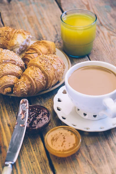 Café Preto Croissants Com Geléia Suco Laranja Pequeno Almoço Típico — Fotografia de Stock