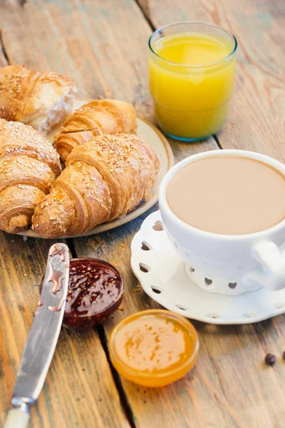 Café Negro Croissants Con Mermelada Zumo Naranja Fondo Típico Del — Foto de Stock