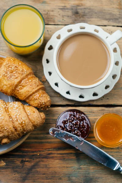 Černou Kávu Croissanty Džemem Pomerančovou Šťávou Typickou Francouzskou Snídani Petit — Stock fotografie