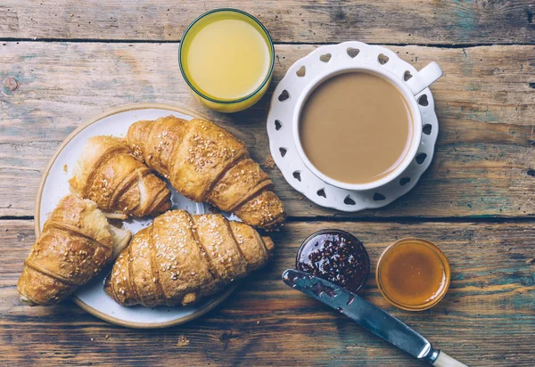 Černou Kávu Croissanty Džemem Pomerančovou Šťávou Typickou Francouzskou Snídani Petit — Stock fotografie