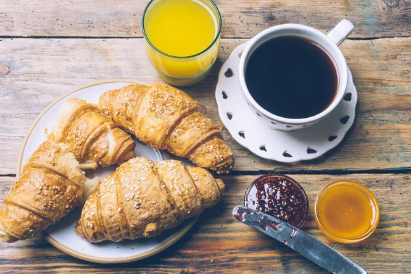 Café Preto Croissants Com Geléia Suco Laranja Pequeno Almoço Típico — Fotografia de Stock